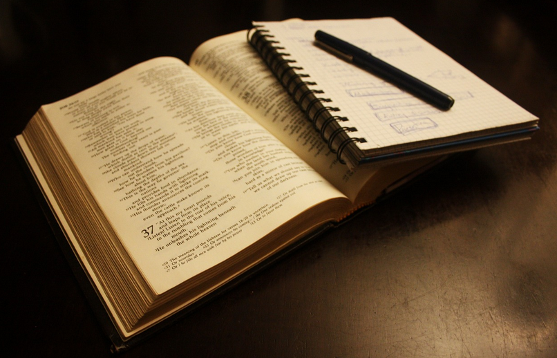 Arti Mimpi Membaca Alkitab dan Seputaran Buku